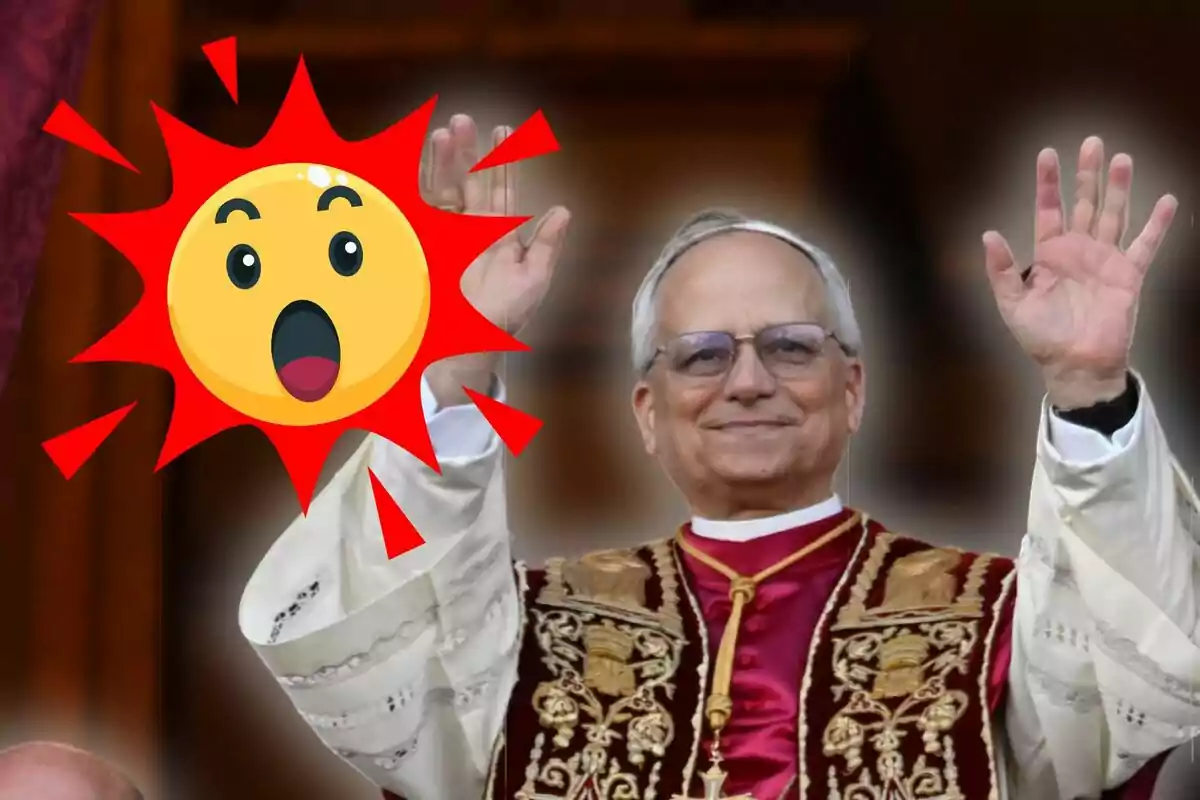 Un home vestit amb indumentària religiosa aixeca les mans mentre un emoji sorprès apareix superposat al seu costat.