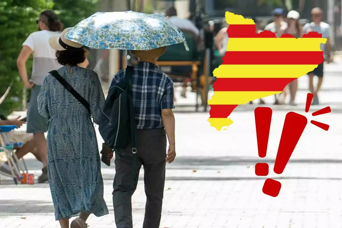 Una parella camina pel carrer sota un para-sol, mentre que a la cantonada de la imatge apareix un mapa de Catalunya amb signes d'exclamació vermelles.