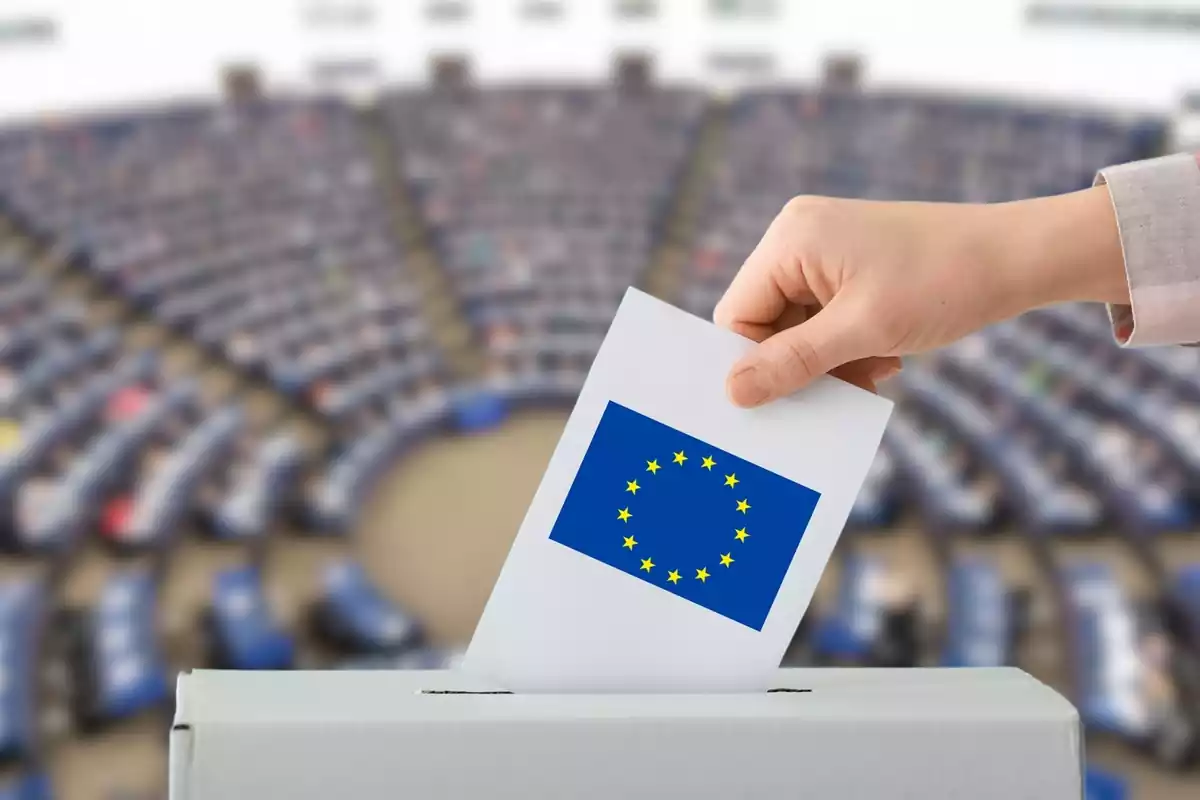 Muntatge urna de vot amb la bandera de la Unió Europea i el Parlament Europeu