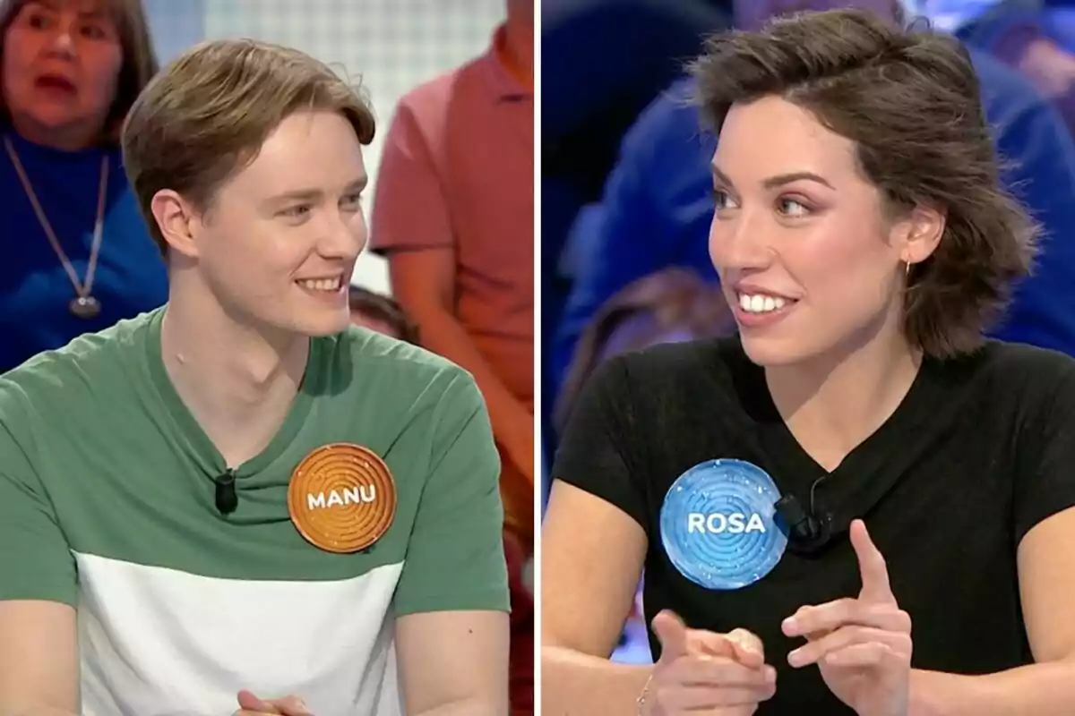 Manu i Rosa somriuen mentre participen en un programa de televisió, cadascuna porta un distintiu amb el seu nom. Manu i Rosa somriuen mentre participen en un programa de televisió, cadascuna porta un distintiu amb el seu nom.