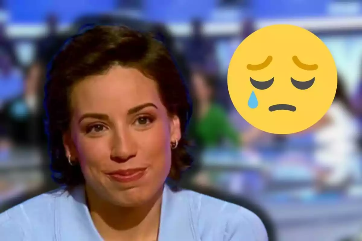 Rosa amb expressió seriosa i un emoji de carona trista amb llàgrima sobre un fons borros.