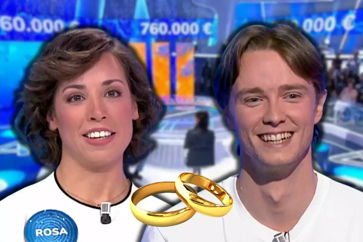 Rosa i Manu somrients en un programa de televisió amb anells daurats superposats en primer pla.