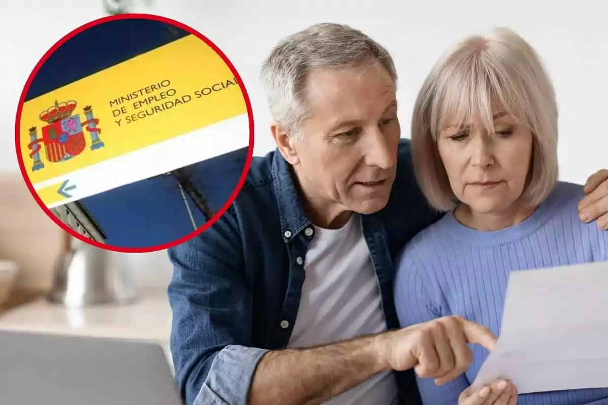 Una parella de persones grans revisa un document, amb un requadre que mostra el logotip del Ministeri d'Ocupació i Seguretat Social d'Espanya.