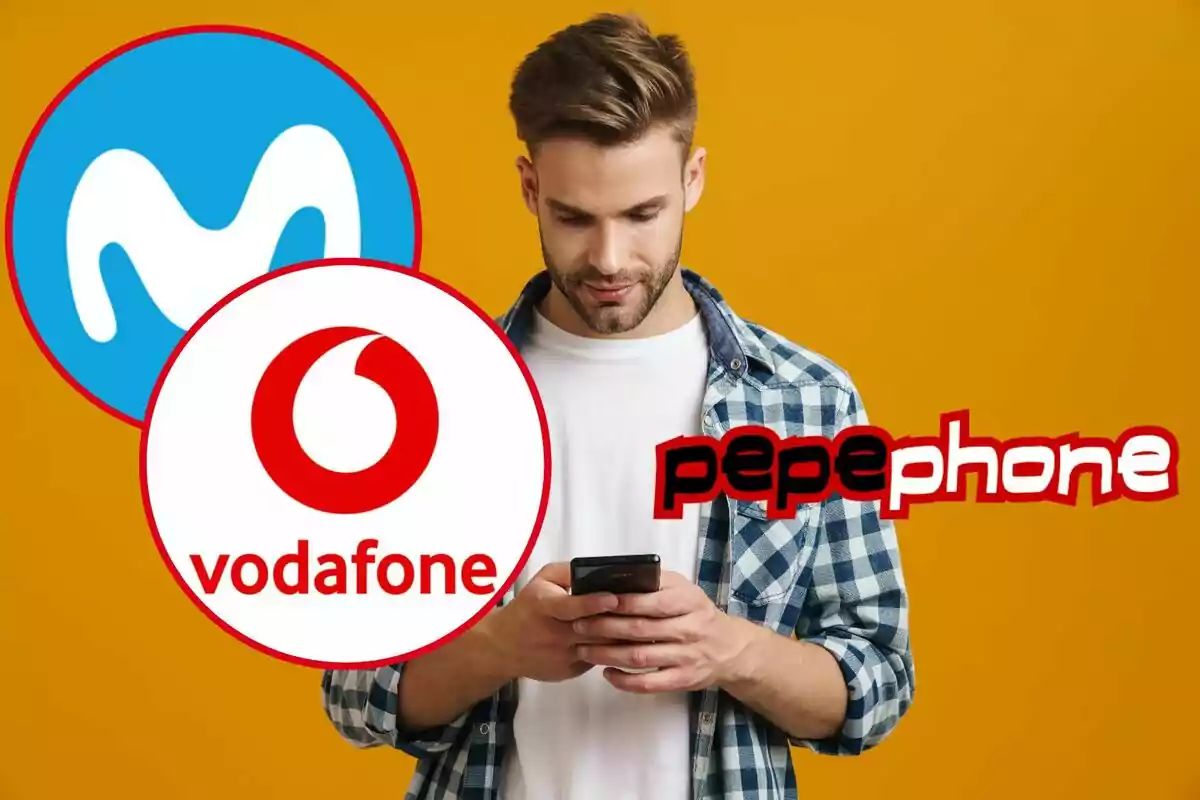 Home mirant el telèfon mòbil amb logotips de Movistar, Vodafone i Pepephone sobre un fons taronja. Home mirant el telèfon mòbil amb logotips de Movistar, Vodafone i Pepephone sobre un fons taronja.