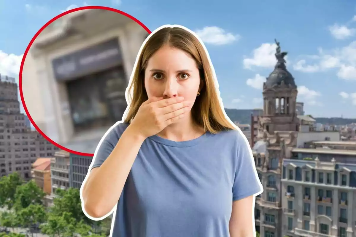 Una mujer con expresión de sorpresa se cubre la boca con la mano, mientras está de pie frente a un paisaje urbano con edificios históricos y un cielo despejado.