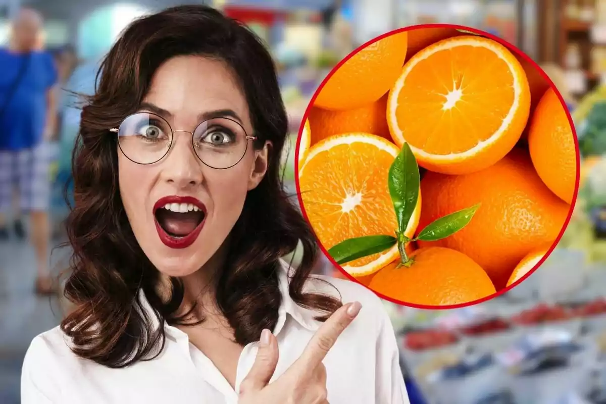 Mujer sorprendida con gafas y labios rojos señalando un círculo con naranjas frescas y hojas verdes en un fondo de supermercado.