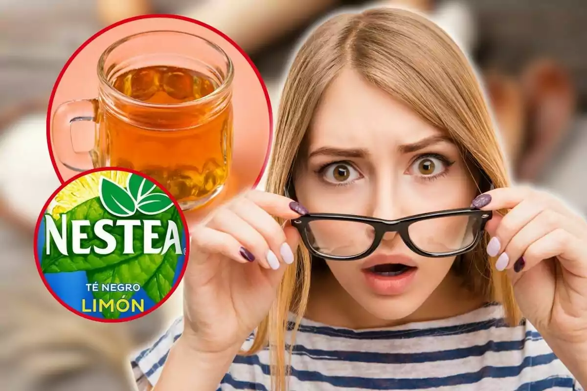 Una dona amb expressió de sorpresa sosté les ulleres mentre observa una imatge d'un got de te i un logo de Nestea.