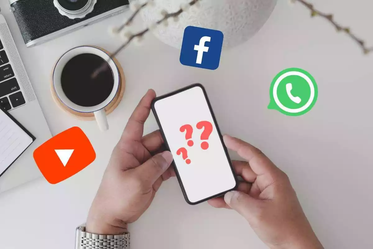 Muntatge d'unes mans sostenint un mòbil amb interrogant sobre un escriptori i de fons logos de diverses aplicacions com Youtube, Facebook o Whatsapp