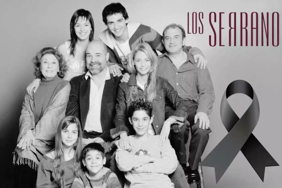 Imatge dels personatges de 'Los Serrano' en blanc i negre, un llaç negre i el logo de la sèrie