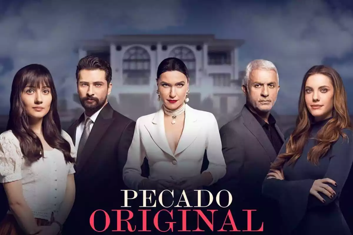 Muntatge amb els personatges de 'Pecado Original' amb una casa al fons i el logo de la sèrie