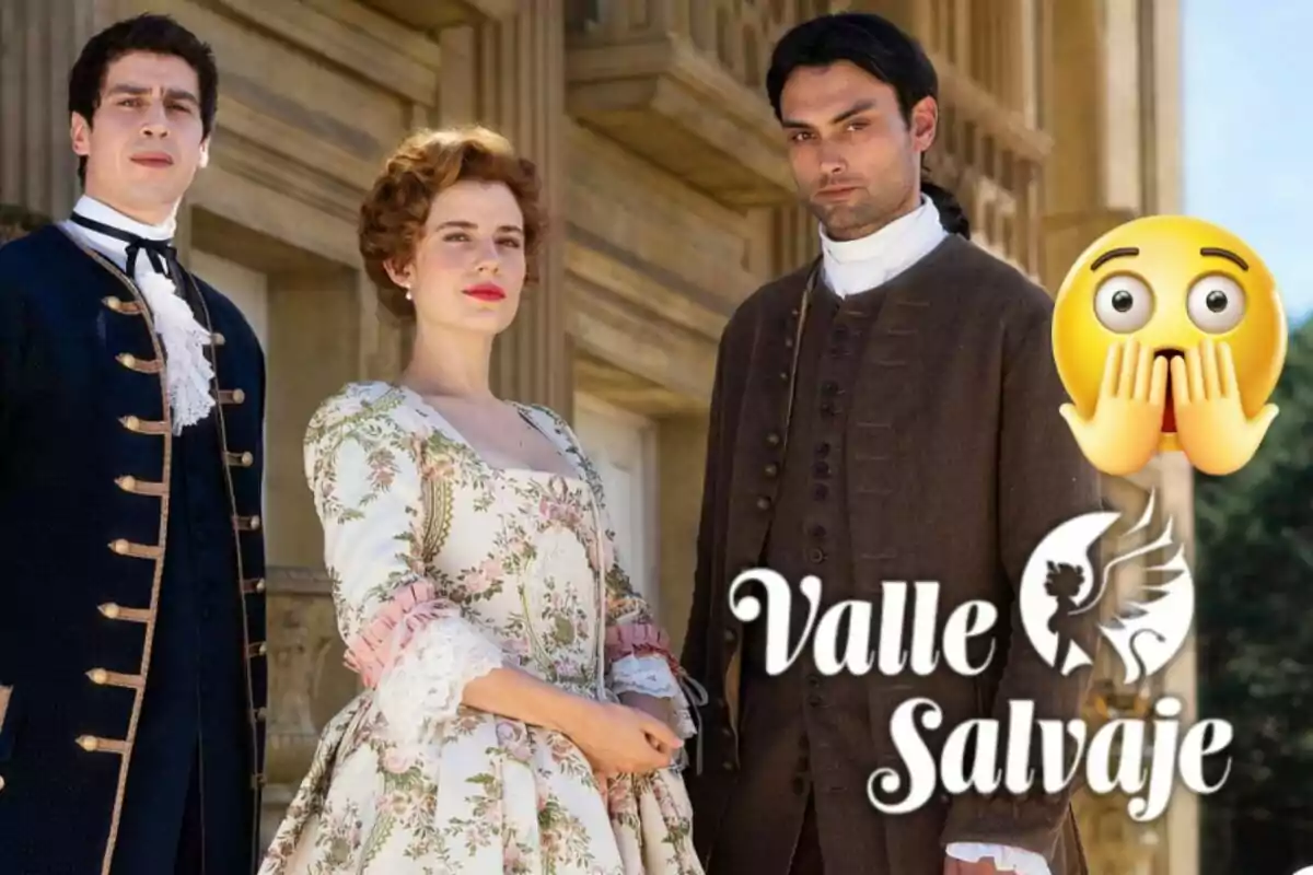 Tres persones vestides amb vestits d'època posen davant d'un edifici antic amb el text "Valle Salvaje" i un emoji sorprès.