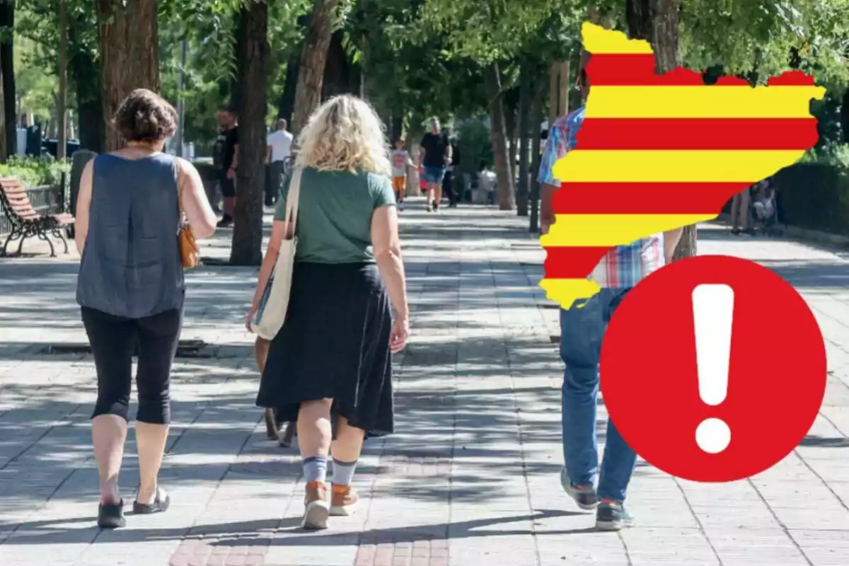 Tres persones caminant per una vorera arbrada amb un símbol d'advertència i un mapa de Catalunya a primer pla.