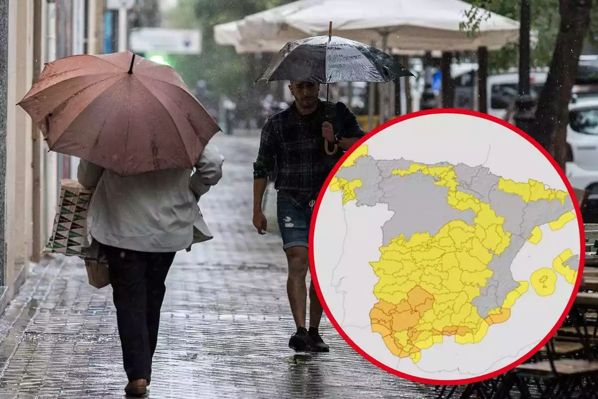 Muntatge amb dues persones amb paraigües pel carrer en ple temporal de pluja i un cercle amb mapa d'avisos meteorològics de l'AEMET