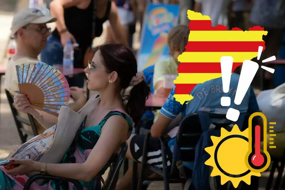 Una dona s'abanya mentre està asseguda en una terrassa, amb un mapa de Catalunya i símbols de calor superposats a la imatge.