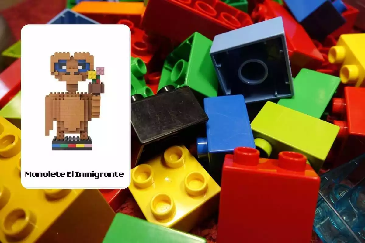 Muntatge amb peces de Lego i una figura muntada amb un nom