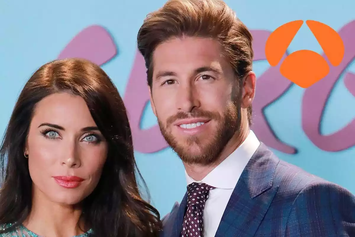 Muntatge de Pilar Rubio somrient amb els llavis roses al costat de Sergio Ramos somrient amb un vestit blau i corbata vermella i el logotip d'Antena 3