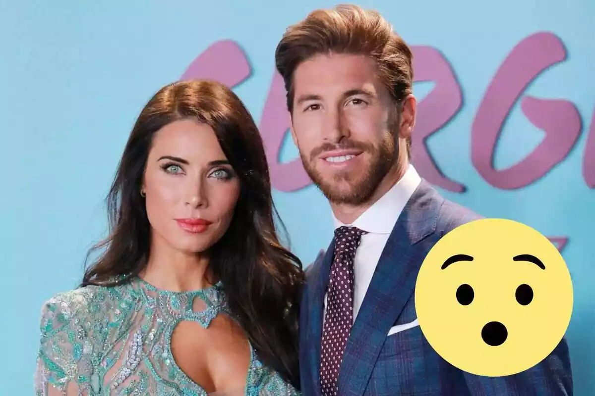 Montaje con Pilar Rubio con rostro neutro con un vestido azul, Sergio Ramos sonriendo con traje azul y corbata roja y blanca y un emoji de sorpresa