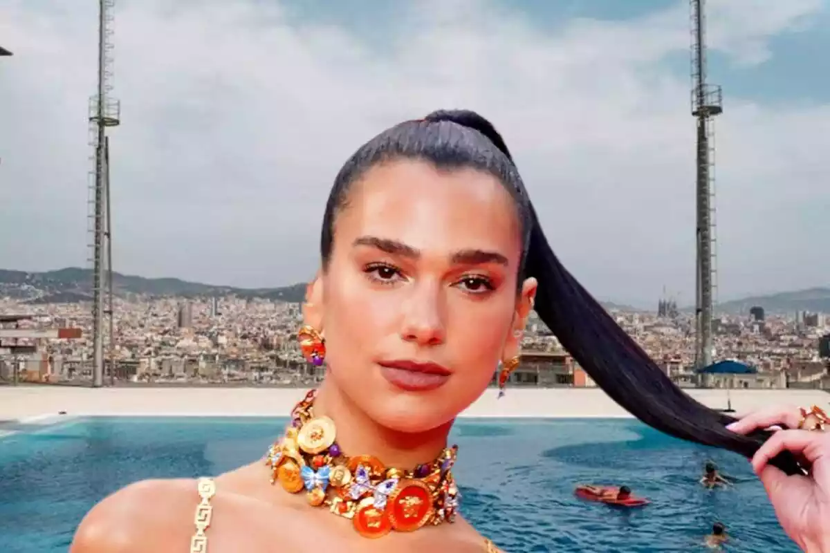 Muntatge de la piscina de Montjuïc amb vistes a Barcelona i Dua Lipa somrient subjectant-se la cua i un collaret daurat