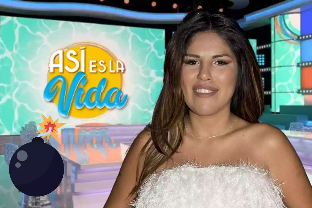 Muntatge amb el plató d''Así es la vida' al fons, Isa Pantoja somrient amb un jersei sense espatlles blanc, el logotip del programa i una bomba