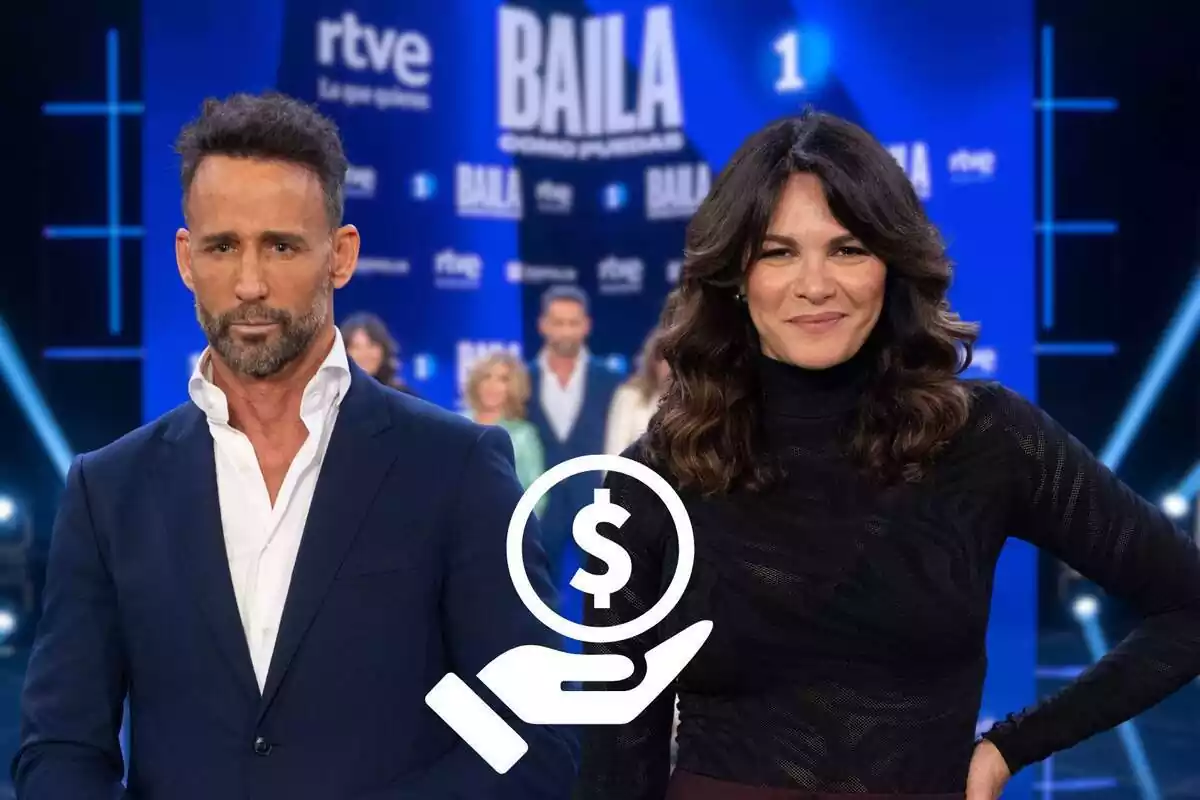 Muntatge amb el plató de 'Baila como puedas', Álvaro Muñoz Escassi seriós amb un vestit blau, Fabiola Martínez somrient amb la mà a la cintura i la icona d'una mà amb una moneda