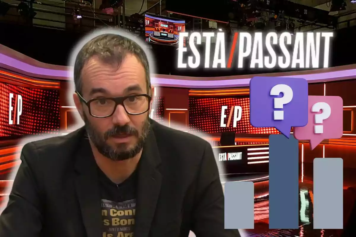 Jair Domínguez amb ulleres i barba apareix en primer pla, amb un fons d'un set de televisió que mostra el títol “ESTÀ PASSANT” i el logotip “E/P”, juntament amb gràfics de bombolles de diàleg amb signes d'interrogació.