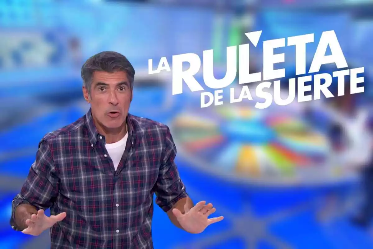 Muntatge amb el plató de 'La Ruleta de la Suerte' al fons, Jorge Fernández sorprès amb els braços oberts i el logo del programa