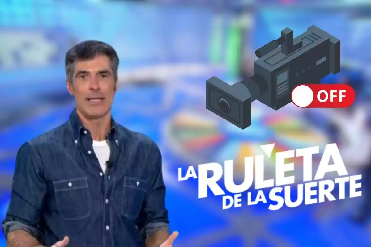 Muntatge del plató de 'La Ruleta de la Suerte', Jorge Fernández amb una camisa texana, una càmera i el botó d'off i el logotip del programa