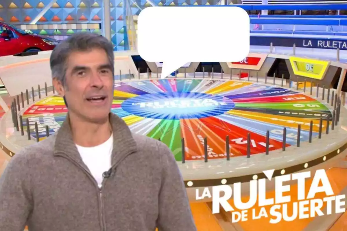 Muntatge amb el plató de 'La Ruleta de la Suerte', Jorge Fernández parlant amb una jaqueta marró, un comentari i el logo del programa