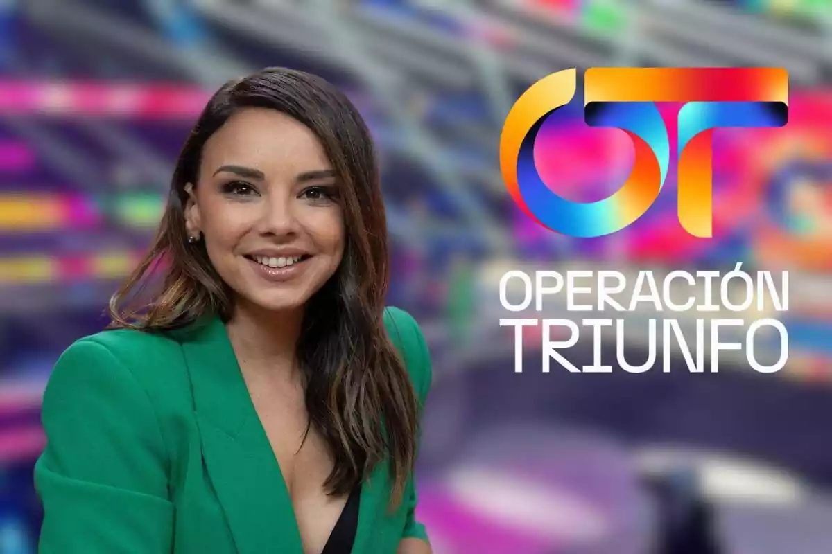 Muntatge amb el plató d''Operación Triunfo' al fons, Chenoa somrient amb una blazer verda i el logo del programa