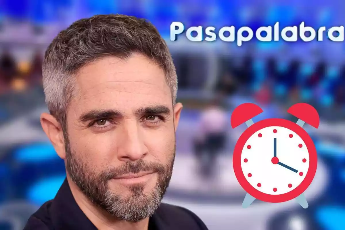 Muntatge amb el plató de 'Pasapalabra' al fons, Roberto Leal amb rostre neutre, el logo del programa i un rellotge