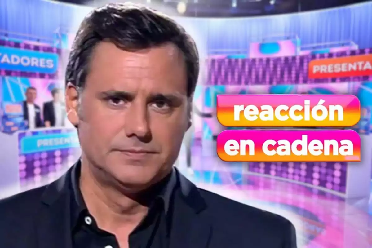 Ion Aramendi de cabello oscuro en un set de televisión con el texto "reacción en cadena" en colores brillantes.