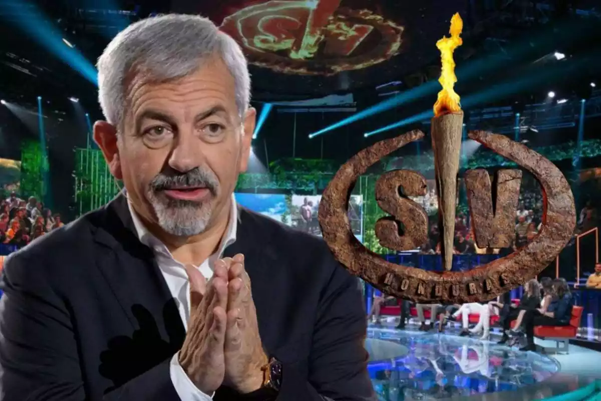 Muntatge amb el plató de 'Supervivientes' al fons, Carlos Sobera seriós amb les mans juntes i el logo del programa