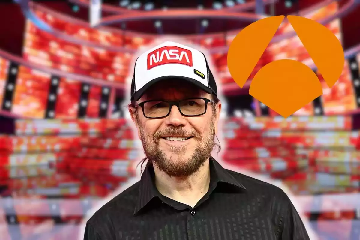 Muntatge del plató de 'Tu cara me suena', Santiago Segura somrient amb una gorra de la NASA i una camisa negra i el logotip d'Antena 3