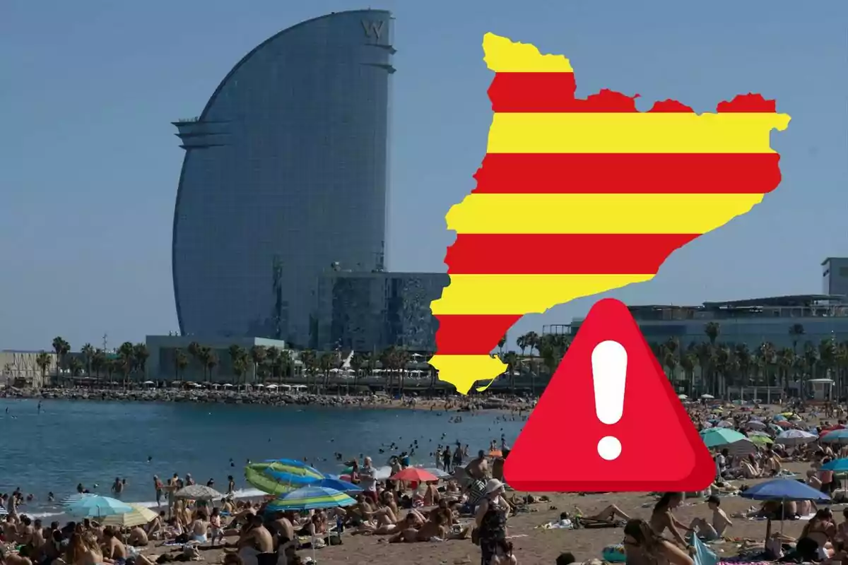 Platja concorreguda amb un edifici modern de fons i un mapa de Catalunya amb un signe d´exclamació.