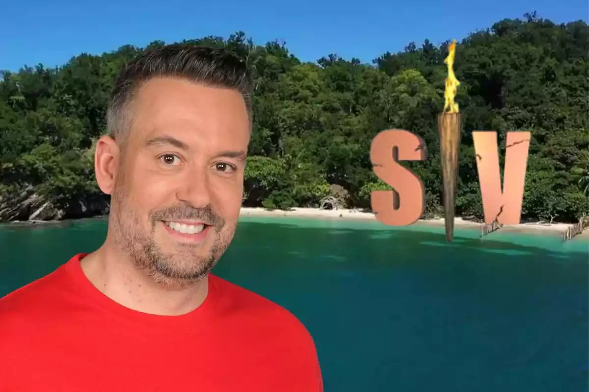 Muntatge amb una platja d'una illa des de dalt, Kike Calleja somrient amb una samarreta vermella i el logotip de 'Supervivientes'