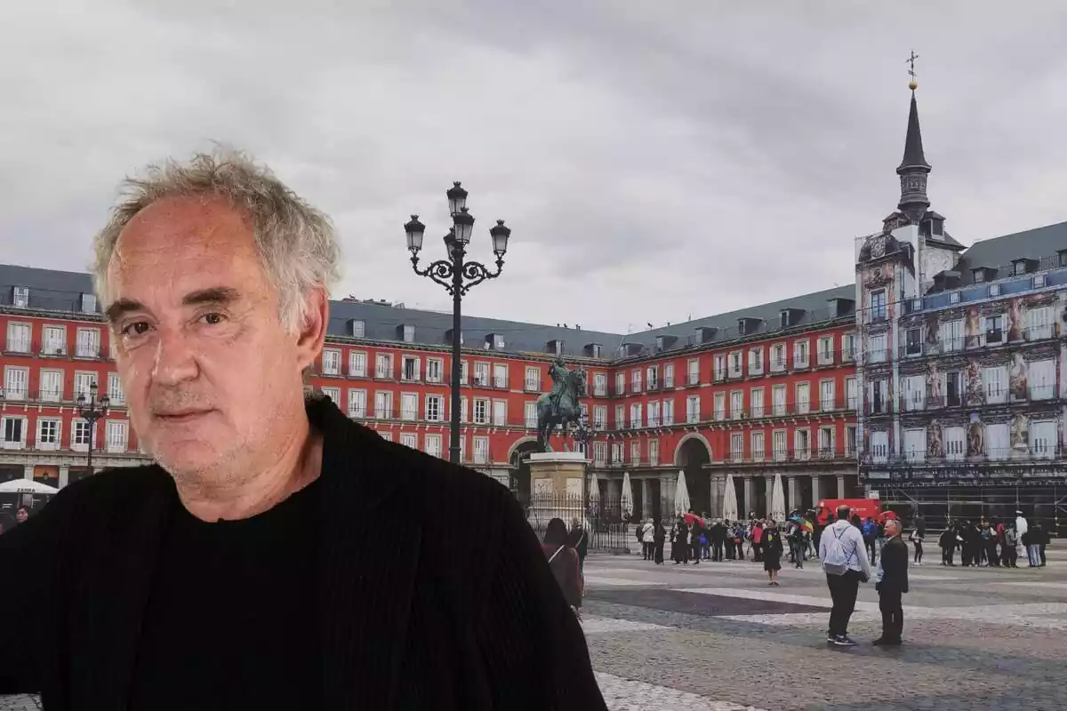 Muntatge de la plaça Major de Madrid i Ferran Adrià amb rostre neutre i vestit de negre