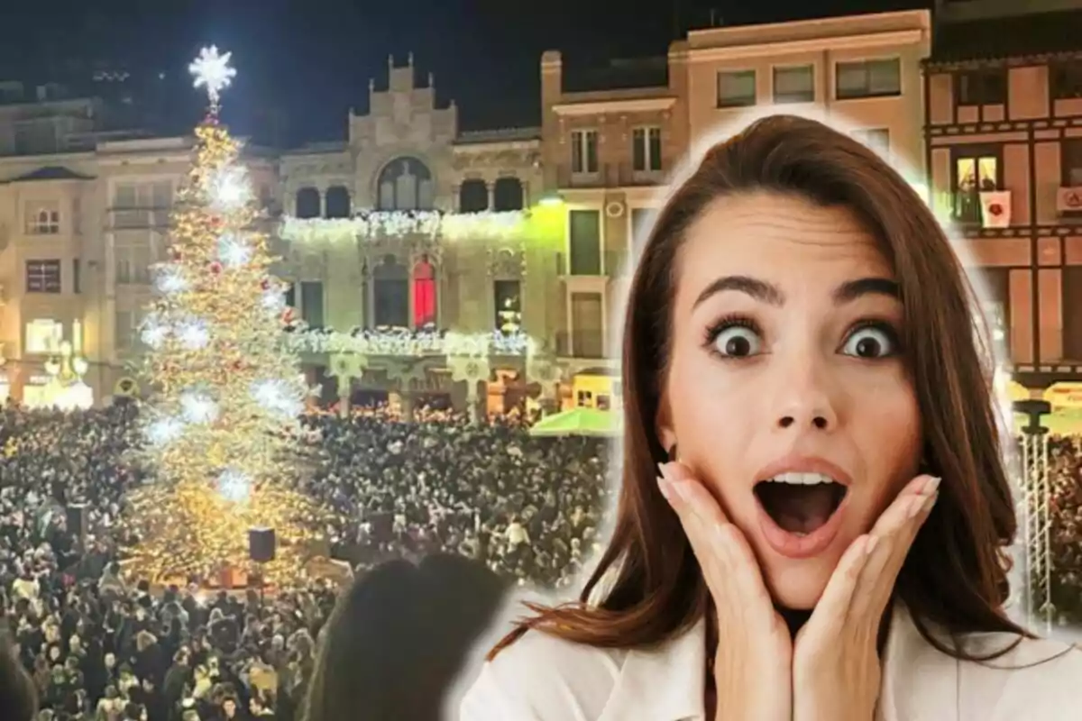 Una dona amb expressió de sorpresa en primer pla davant d'una plaça plena de gent i un arbre de Nadal il·luminat.