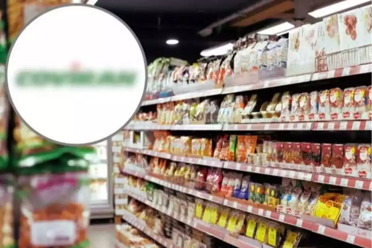 Prestatgeria dins un supermercat plena de productes amb un muntatge d'un cercle amb una imatge difuminada