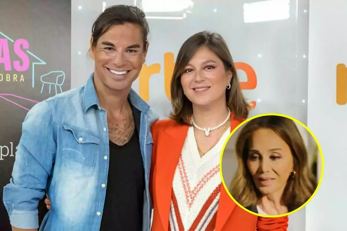 Chabeli Iglesias y Julio Iglesias JR posan juntas sonriendo en la presentación de 'Los Iglesias: Hermanos a la obra', en la esquina inferior derecha hay un círculo amarillo con la imagen de Isabel Preysler