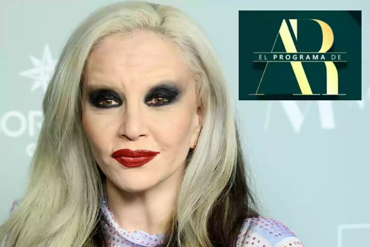 Alaska con cabello rubio y maquillaje oscuro en los ojos y labios rojos, junto a un logotipo que dice "El Programa de AR".