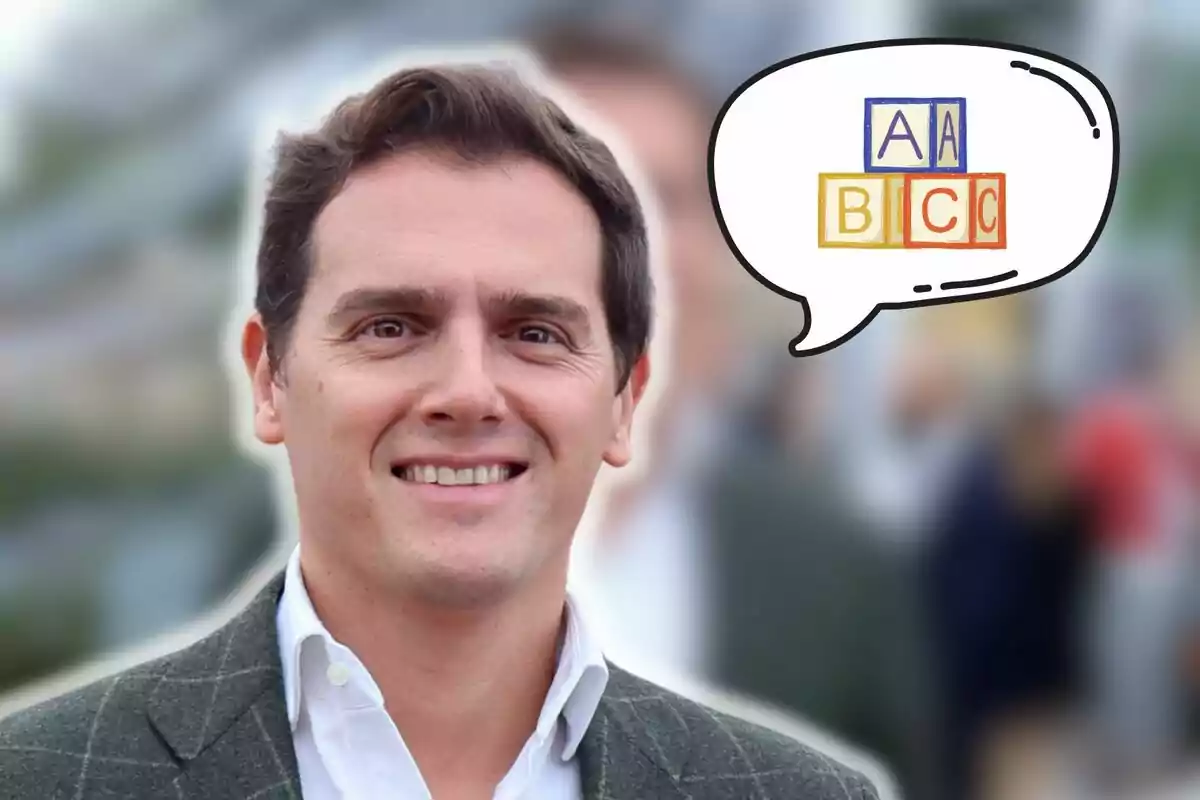 Albert Rivera somrient amb una bombolla de diàleg que conté blocs de lletres A, B i C.