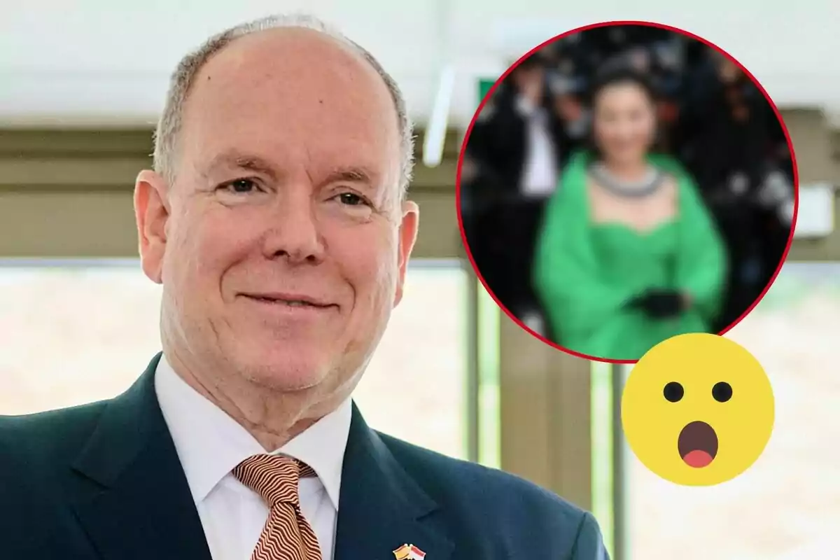 Un home amb vestit somriu mentre al fons es veu un cercle vermell amb una figura borrosa i un emoji sorprès.