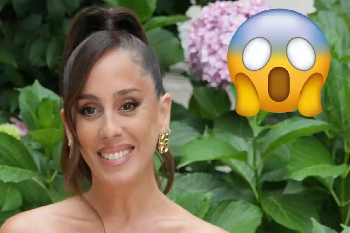 Anabel Pantoja somrient amb emoji de sorpresa sobre un fons de plantes.