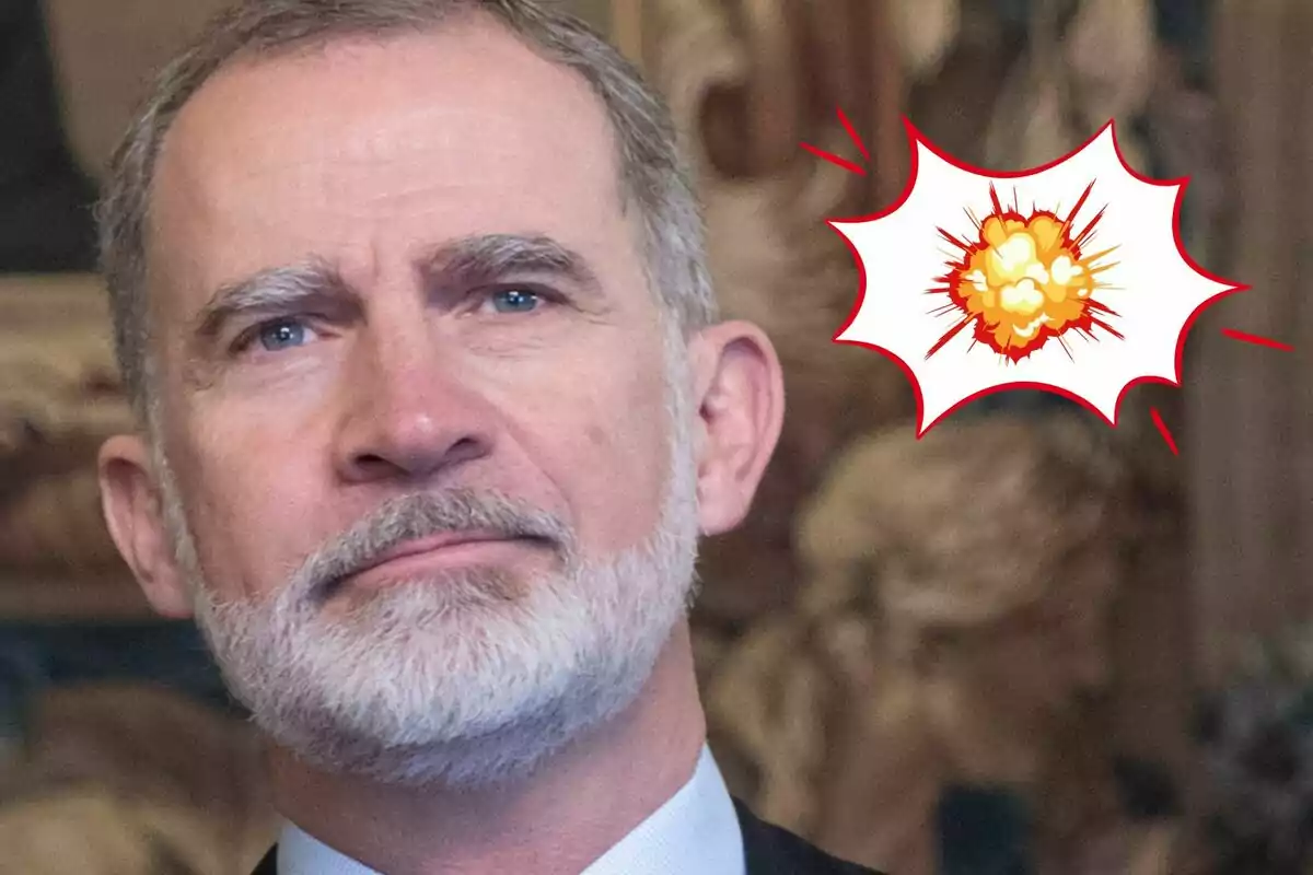 Felip VI amb expressió seriosa i una il·lustració d’explosió a la cantonada superior dreta