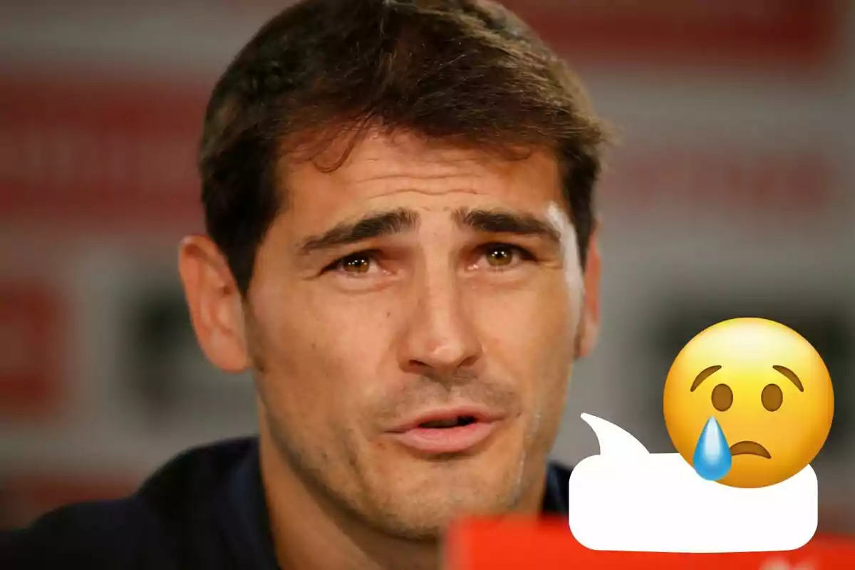 Muntatge d'un primer pla d'Iker Casillas seriós, un missatge i un emoji plorant