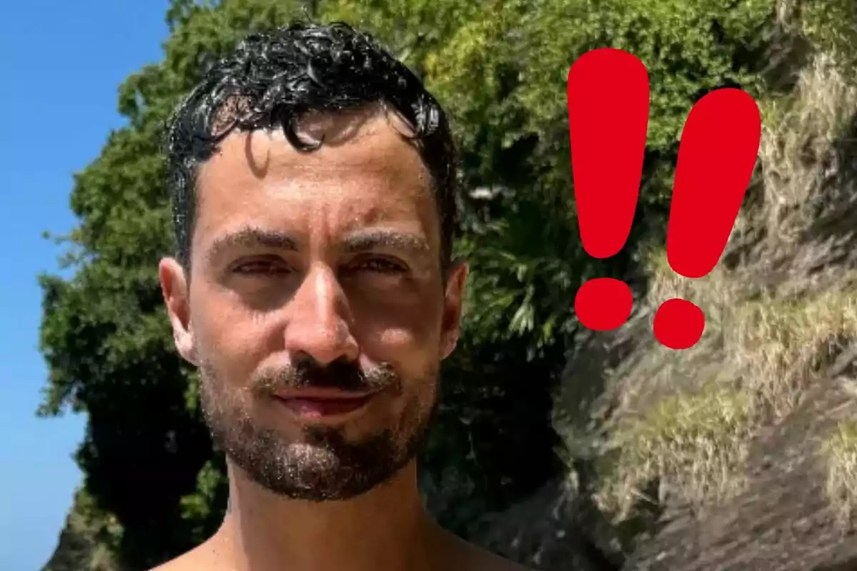 Joshua Velázquez davant d'un fons de vegetació i cel blau amb signes d'exclamació vermells al costat.