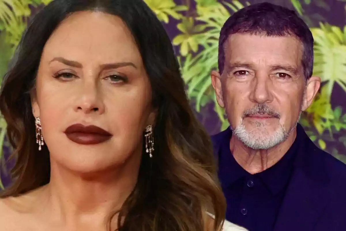 Karla Sofía Gascón y Antonio Banderas posan frente a un fondo de hojas verdes.