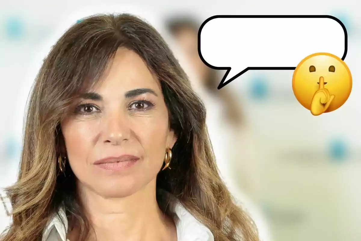 Mariló Montero de cabell castany amb expressió seriosa i un emoji de silenci al costat d'un globus de diàleg buit.