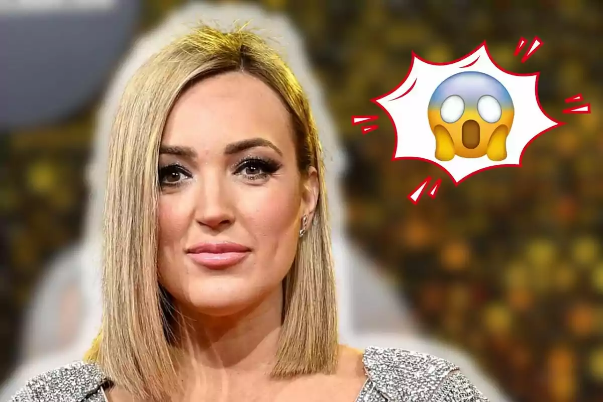 Marta Riesco amb cabell laci i expressió neutral al costat d'un emoji sorprès en un fons desenfocat.