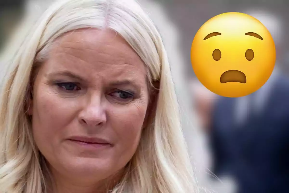 Mette-Marit con expresión seria junto a un emoji de preocupación.